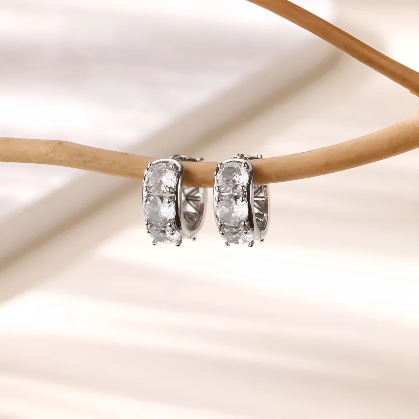 Stainless steel U-shaped clip-on earrings for women with inlaid zircon decoration, colour E5772P.