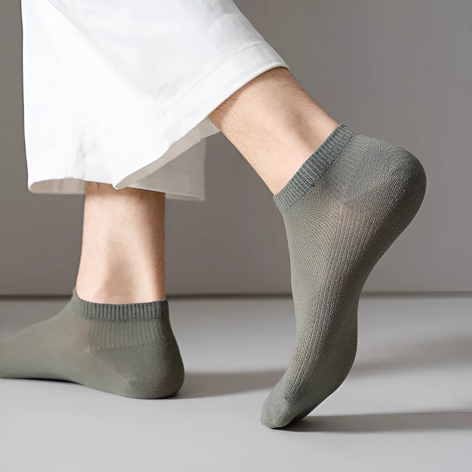 Pair of solid colour low-cut boat socks for men, made from breathable polyester.