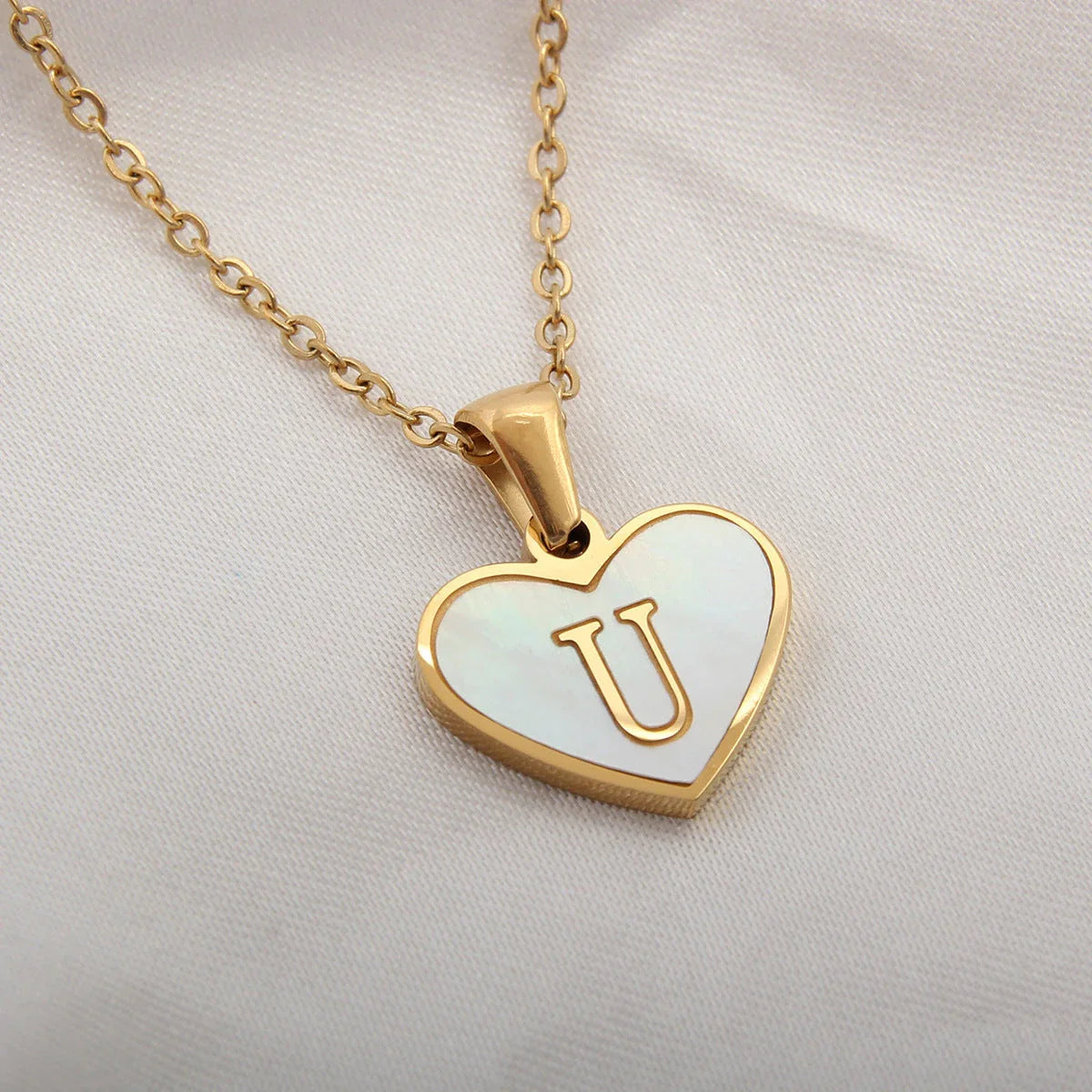 Personalized 26-letter heart-shaped necklace made of stainless steel and white shell