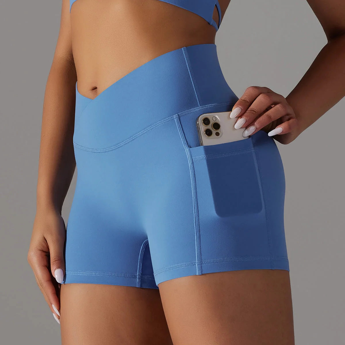 Women's yoga shorts with phone pocket in various colours, ideal for fitness and workouts