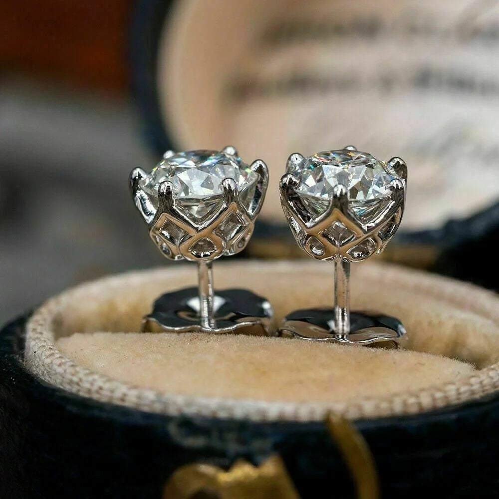 Classic six-claw single diamond zircon ear studs in white gold color