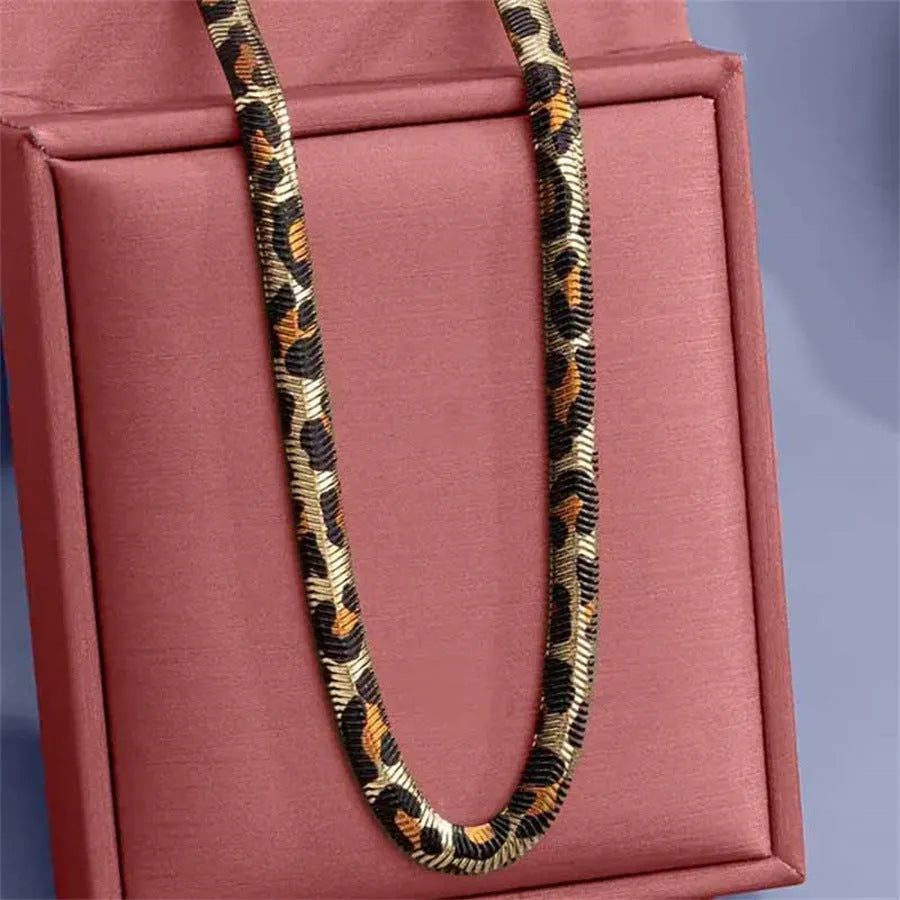 Handmade alloy leopard print pendant necklace on adjustable chain, women's fashion jewellery