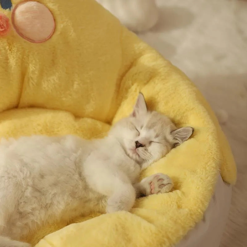 Cat's nest semi-closed pet bed 50x50x30cm in beige with chicken shape, made from polyester and PP cotton