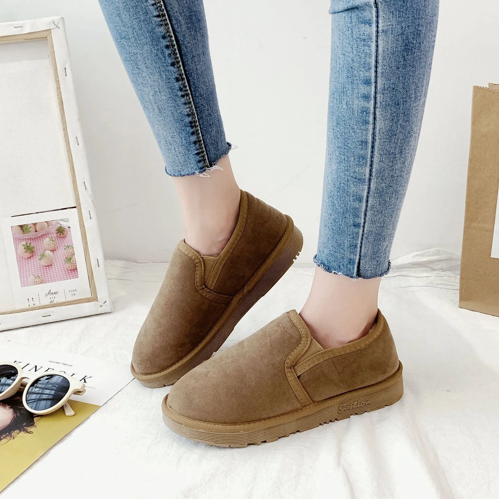 Fleece-lined flat snow boots in various colours showing low-top casual style and rubber sole.
