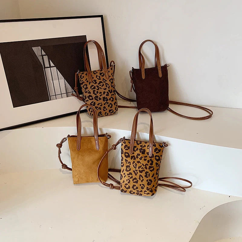 Women's retro leopard print crossbody bag in PU material with adjustable strap