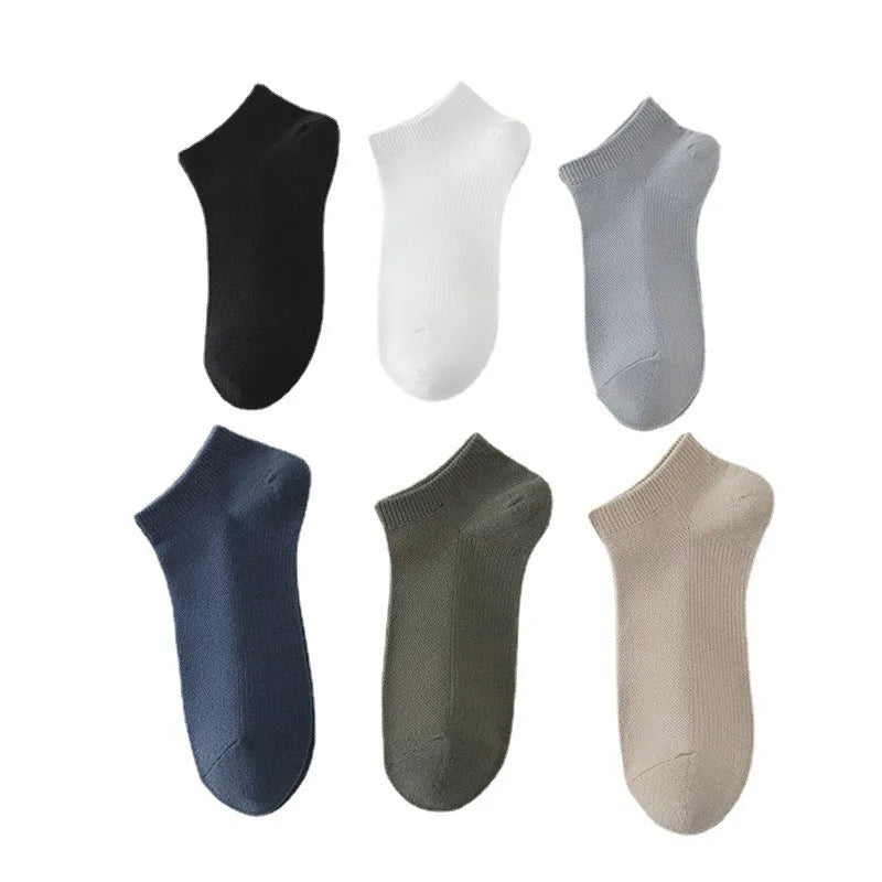 Pair of solid colour low-cut boat socks for men, made from breathable polyester.