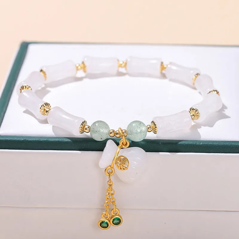 Green crystal bead bracelet for women with manual stringing and adjustable design