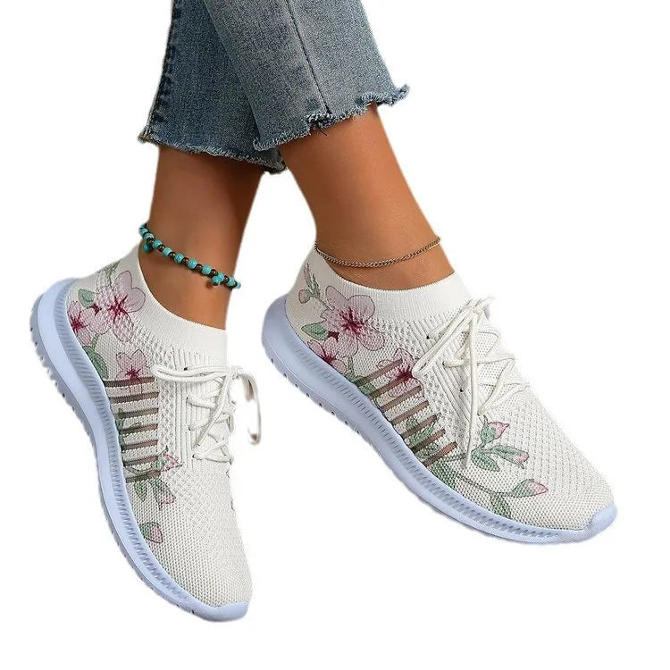 Women's milky white mesh flyknit running shoes with rubber sole and round toe