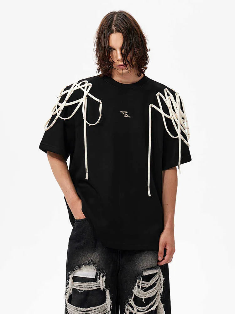 Black women's short-sleeved T-shirt with rivet ribbon padded shoulders and a loose fit.