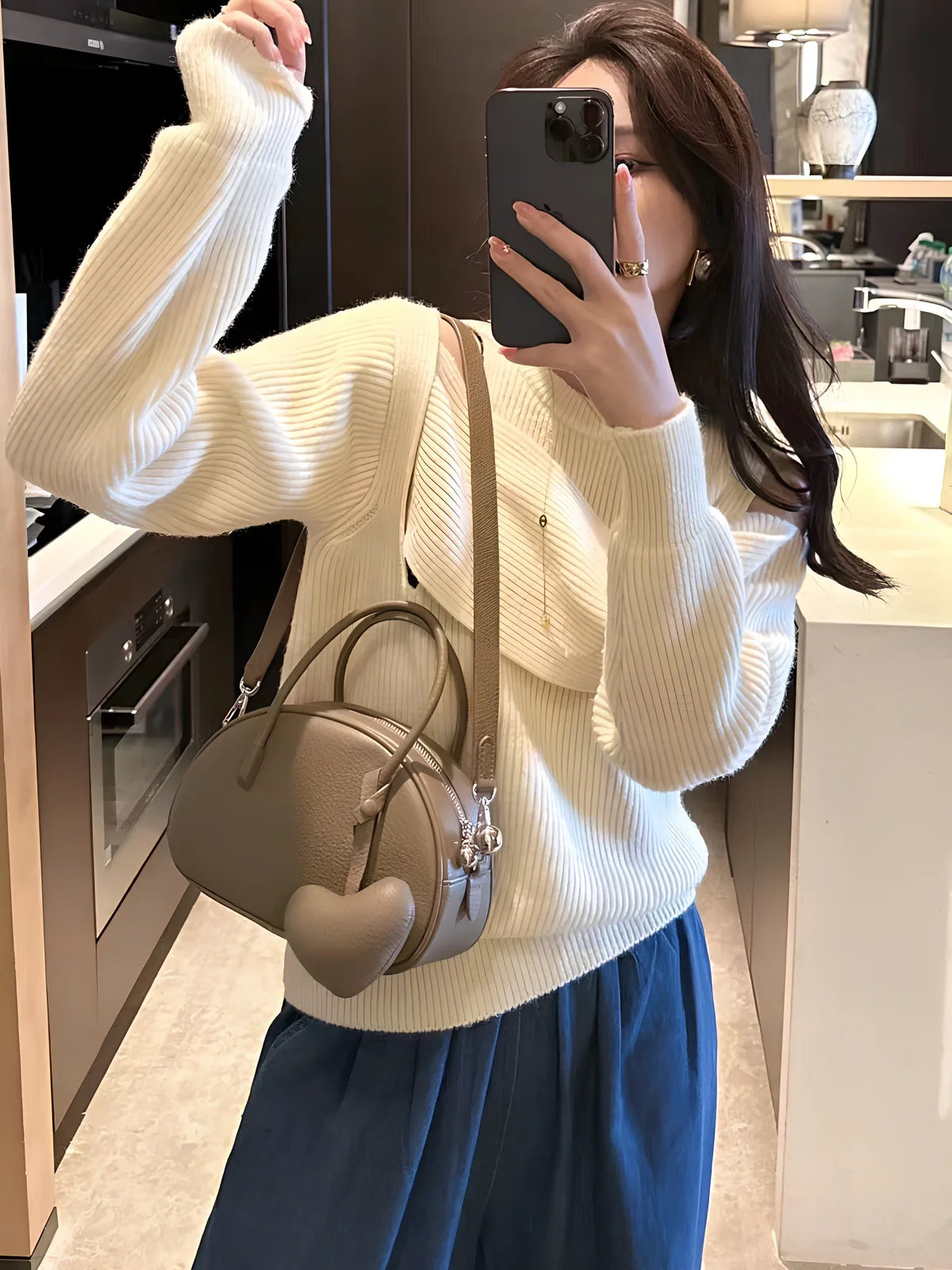 Women's heart-shaped crossbody bag in genuine leather with adjustable strap and zipper compartment