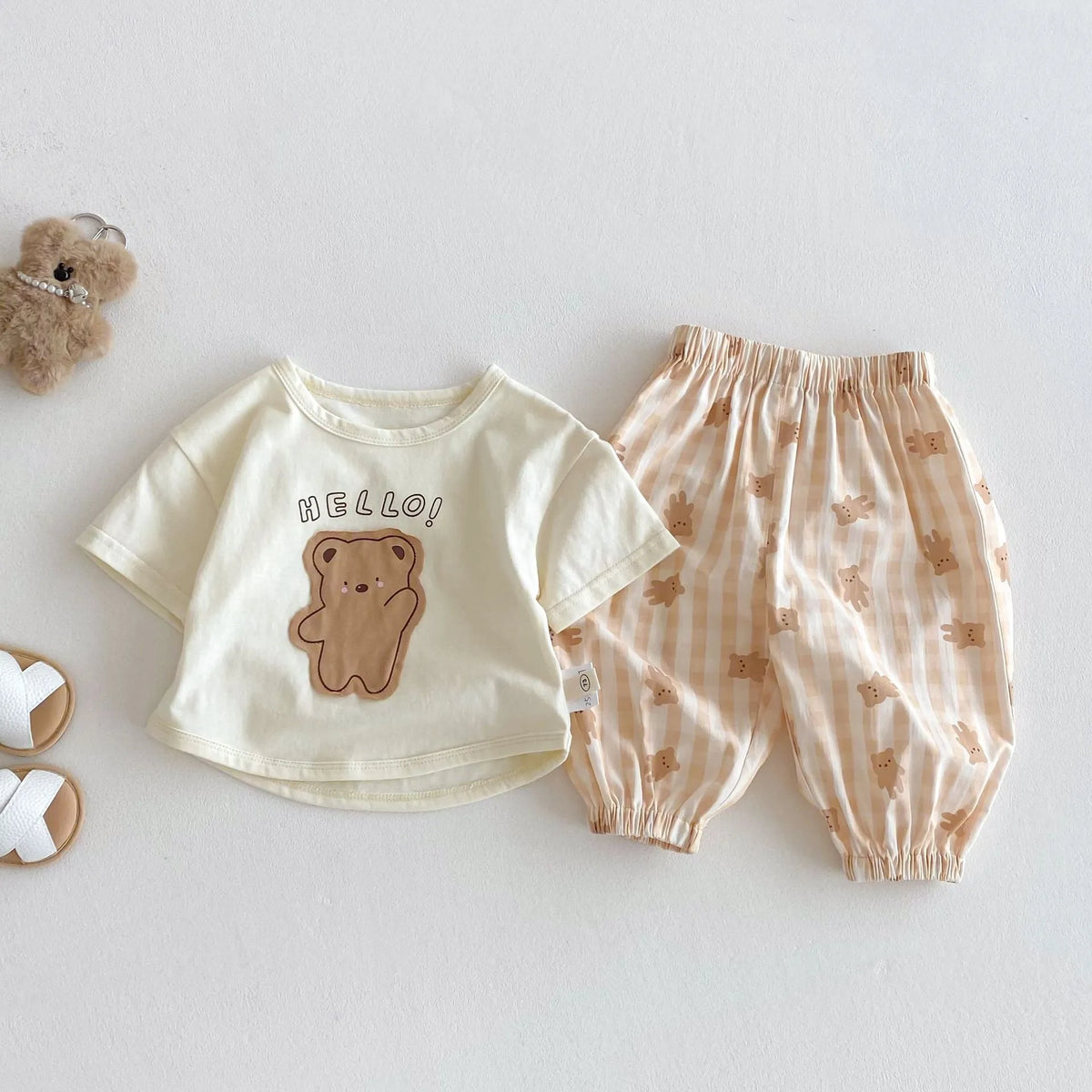 Children's suit with bear patch cartoon T-shirt and matching shorts in khaki colour, cotton-polyester blend