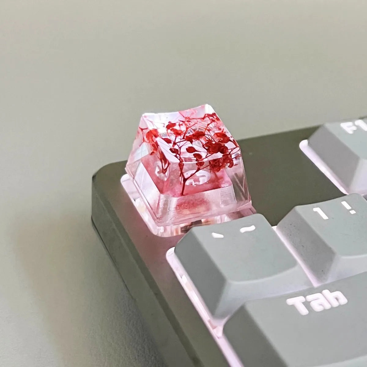 High transparency resin starry sky keycap for mechanical keyboard in green, pink, red, and violet colours.