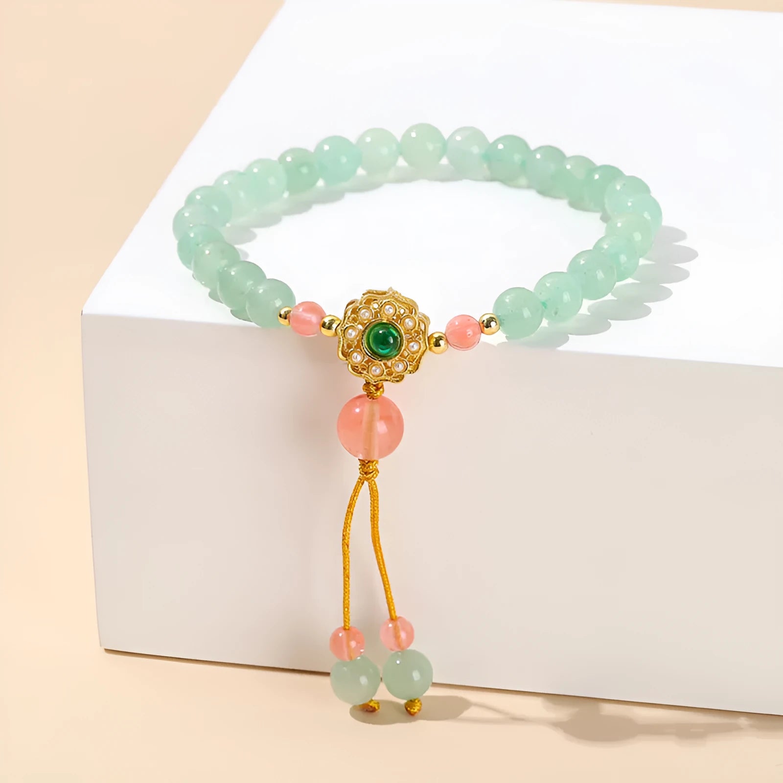 Green crystal bead bracelet for women with manual stringing and adjustable design