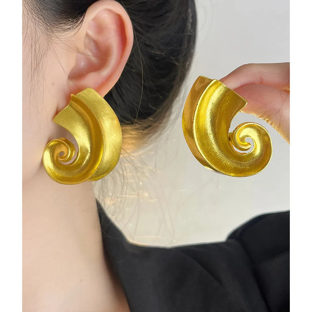 Geometric ear studs with retro design in gold or silver finish, 5 cm size