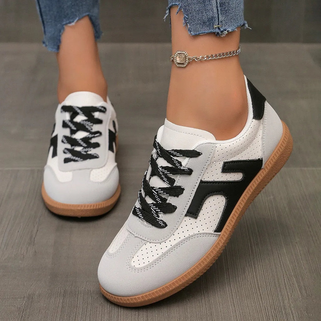 Women's plus size low-top retro sneaker in a selection of colours with a flat rubber sole and front lace-up
