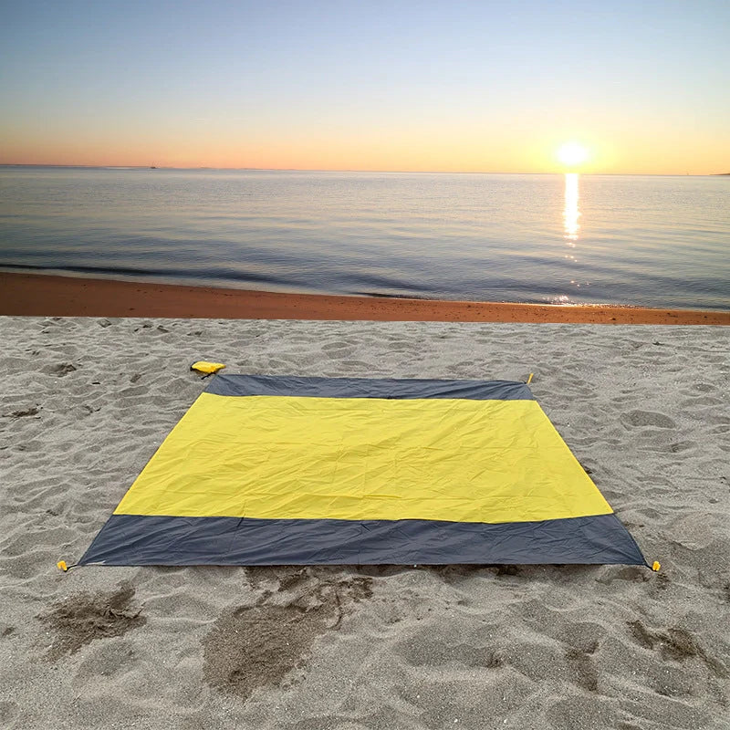 Foldable two-colour waterproof picnic mat for outdoor camping in vibrant colours
