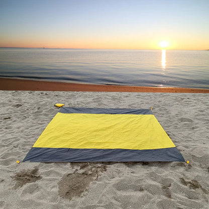 Foldable two-colour waterproof picnic mat for outdoor camping in vibrant colours