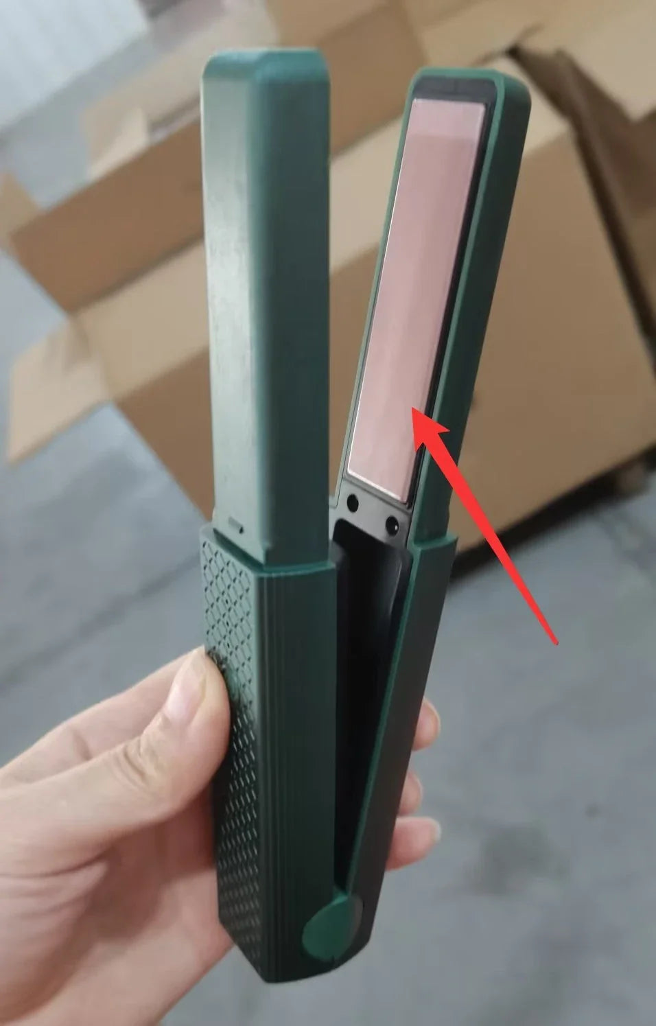 Cordless USB hair straightener in pink and green with ceramic heating technology