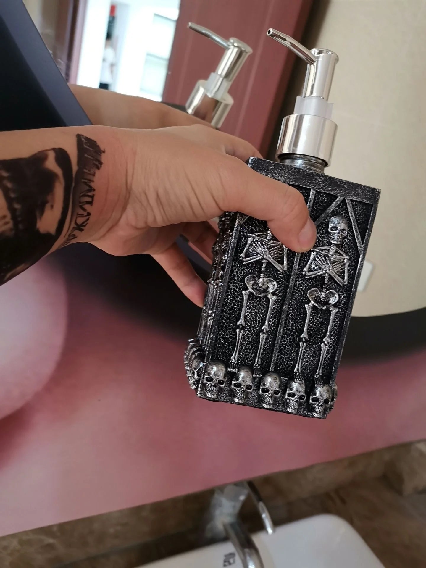 Skull-shaped hand sanitizer bottle with 460ml capacity and punk design