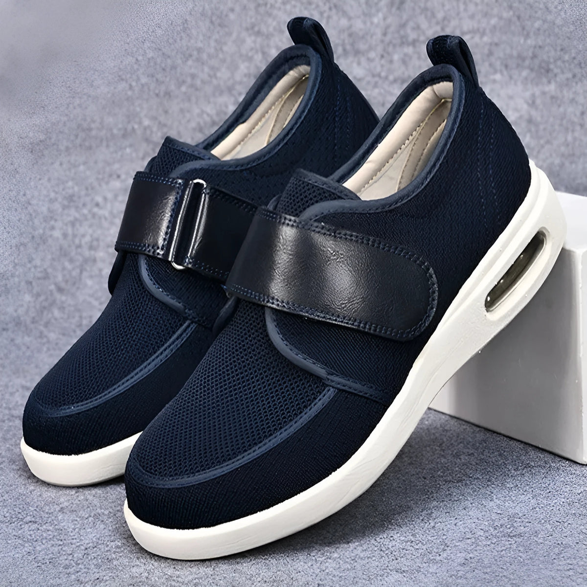 Men's velcro casual shoes in black with mesh fabric upper and round toe