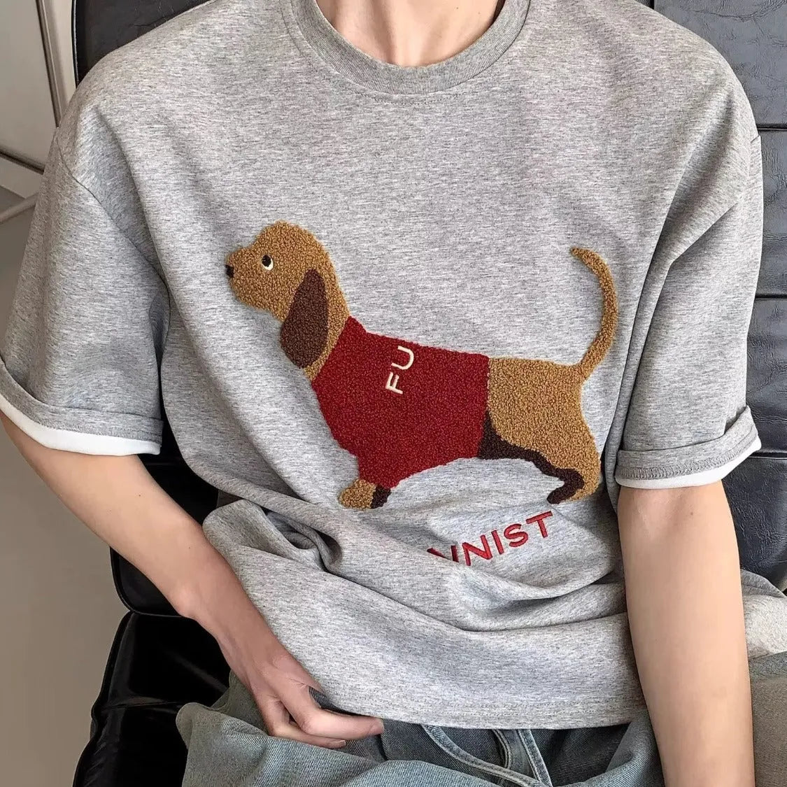 Sausage dog embroidered men's t-shirt in cotton with round neck and short sleeves