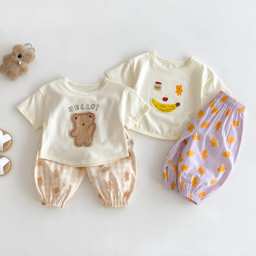 Children's suit with bear patch cartoon T-shirt and matching shorts in khaki colour, cotton-polyester blend