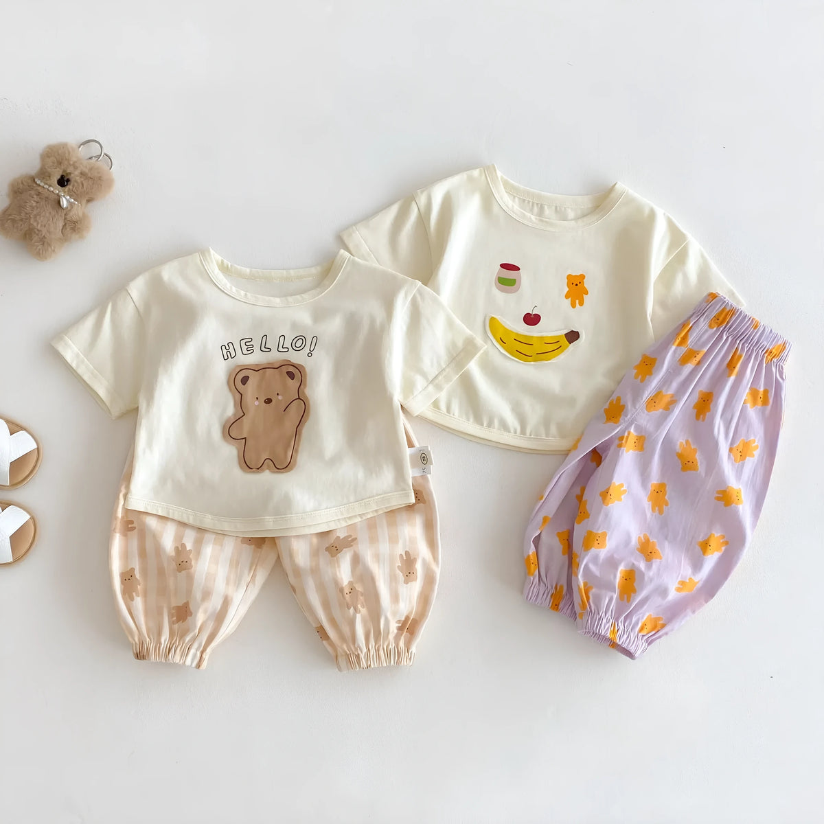 Children's suit with bear patch cartoon T-shirt and matching shorts in khaki colour, cotton-polyester blend