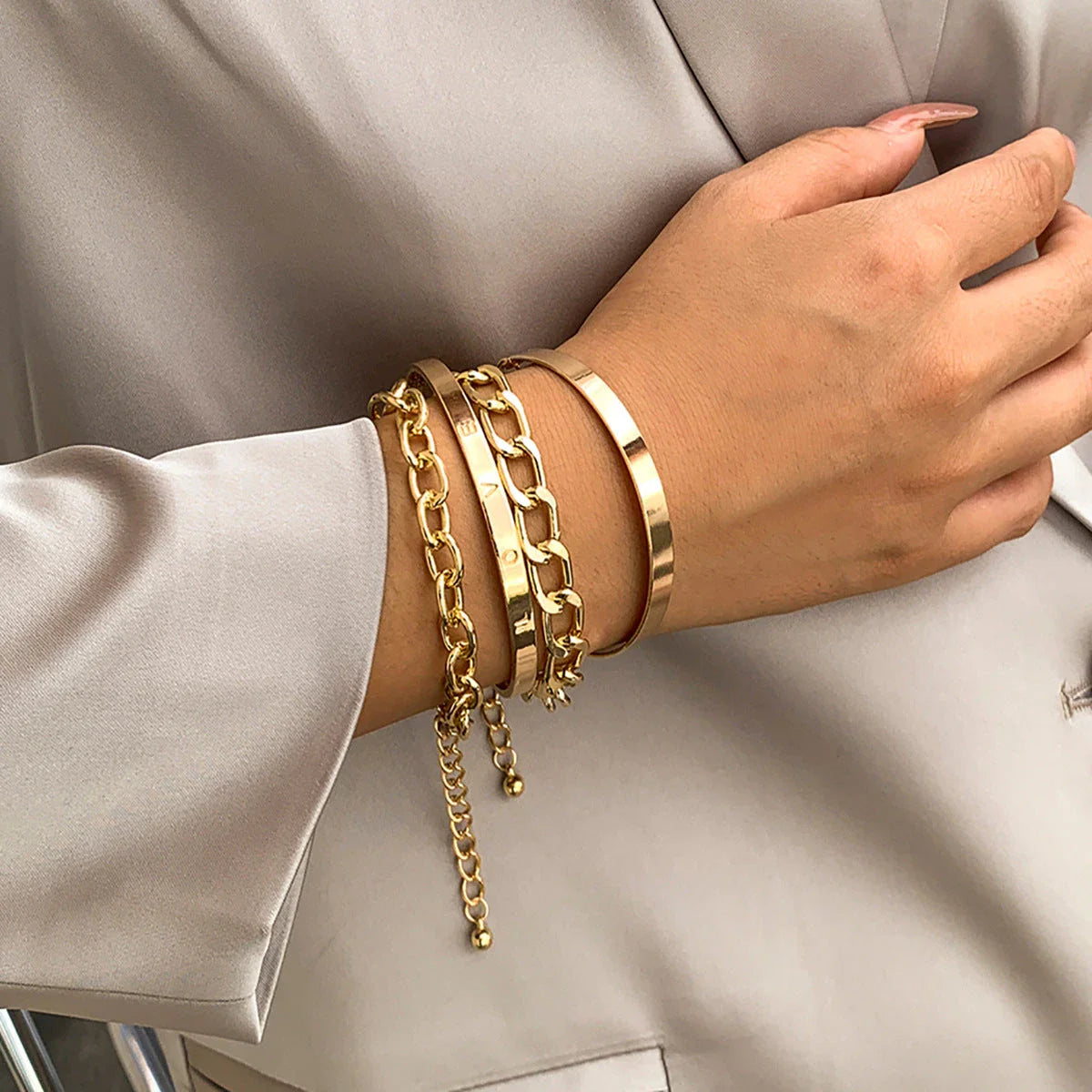 Stylish C-shaped hollow chain bracelet set in gold and silver colours, featuring a sleek and contemporary design