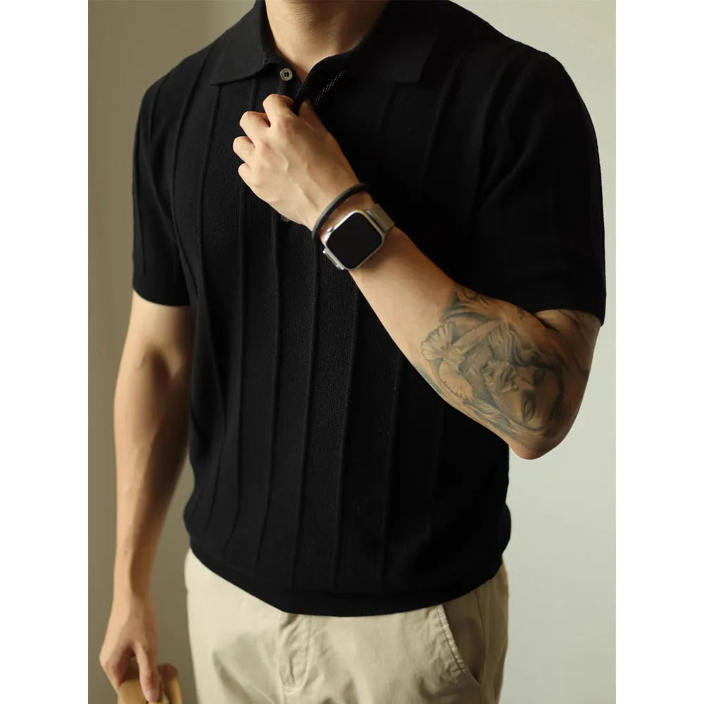 Men's loose fit solid colour basic t-shirt in black or white.