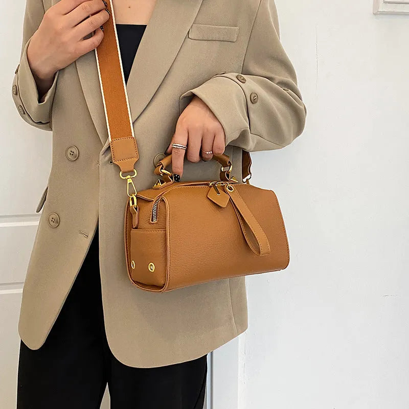 Summer all-matching shoulder messenger bag in PU with visible stitching, outer slit pocket, horizontal square shape, available in five colours