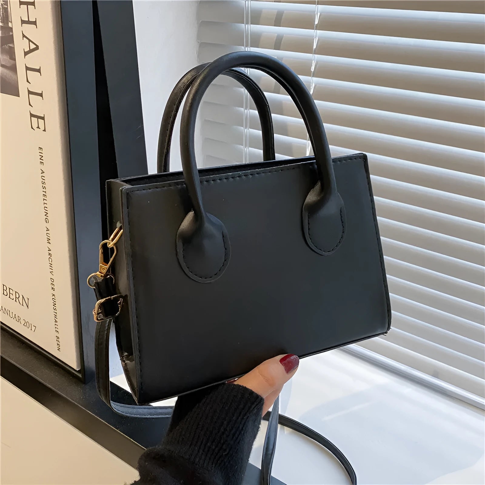 Retro casual women's small square shoulder bag in synthetic PU leather with single strap