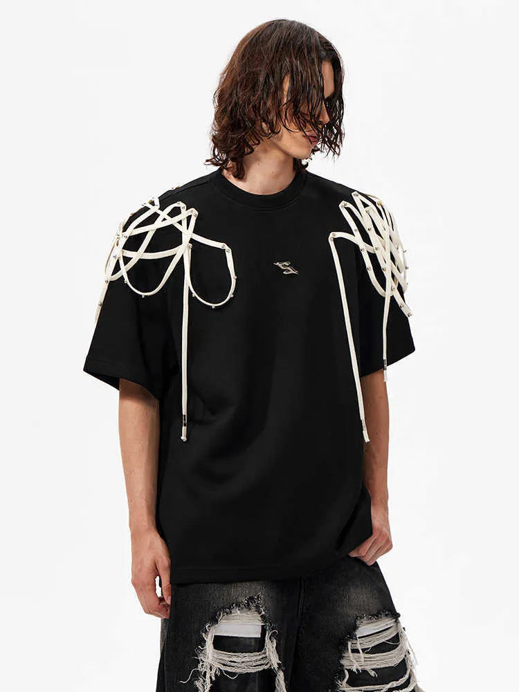 Black women's short-sleeved T-shirt with rivet ribbon padded shoulders and a loose fit.