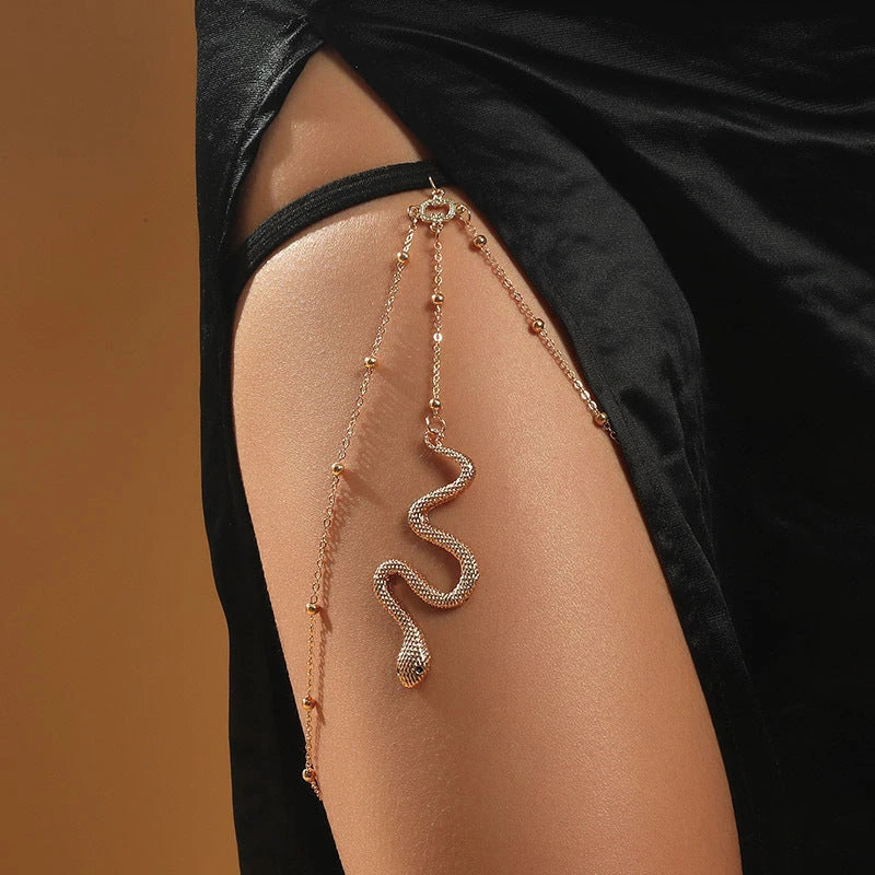 Chic bohemian gold chain leg jewelry with a captivating snake pendant, perfect for adding a touch of summer style to any outfit.