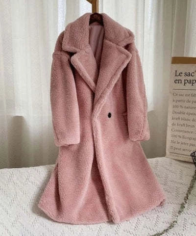 Women's lapel lamb fleece coat with faux fur lining and pockets for winter warmth