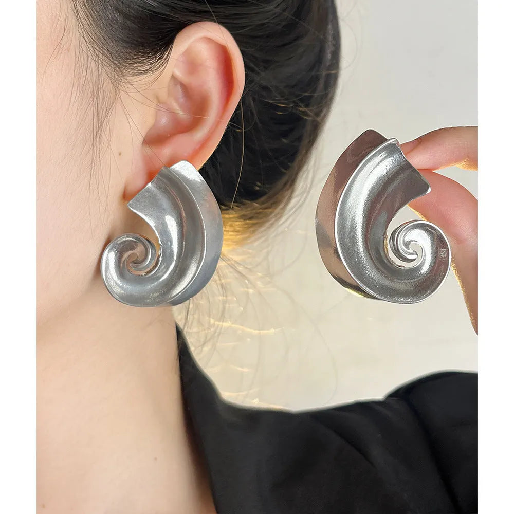 Geometric ear studs with retro design in gold or silver finish, 5 cm size