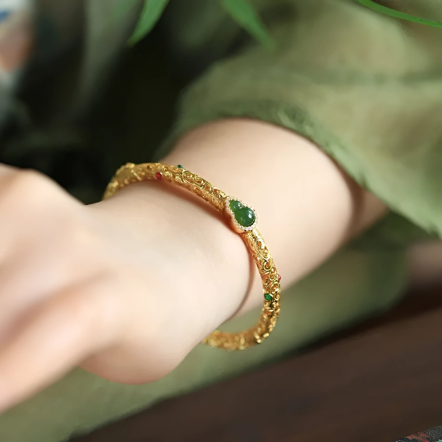 Gold-plated open xiangyun gourd charm bracelet on copper base for women