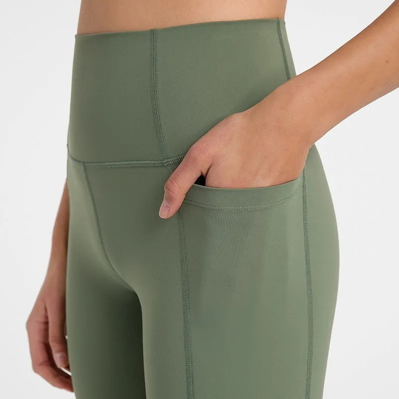Women's high-waist mid-length sports shorts in black stretch fabric for running and gym