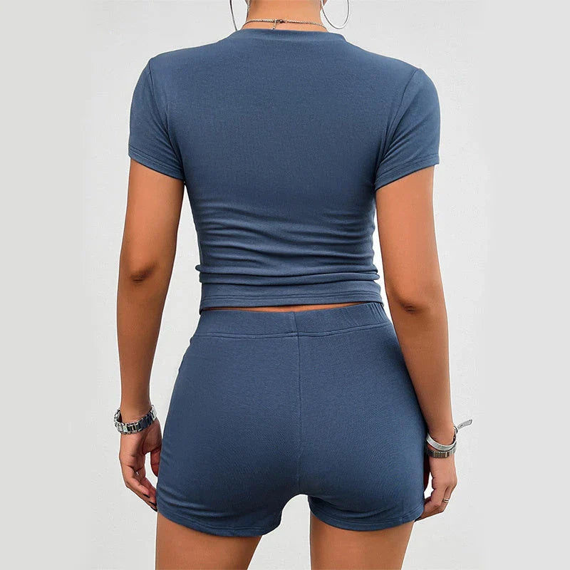 Women's solid colour slim sports suit with T-shirt and elastic shorts in viscose fibre