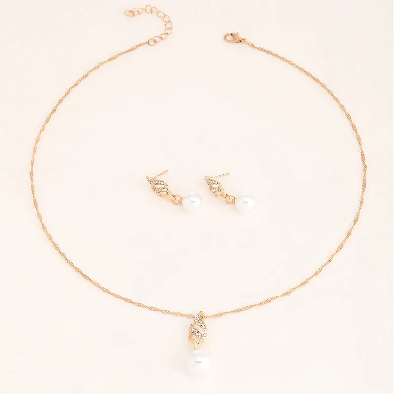 Pearl pendant necklace and earrings set on display: electroplated alloy, hemp flowers chain, silver colour.