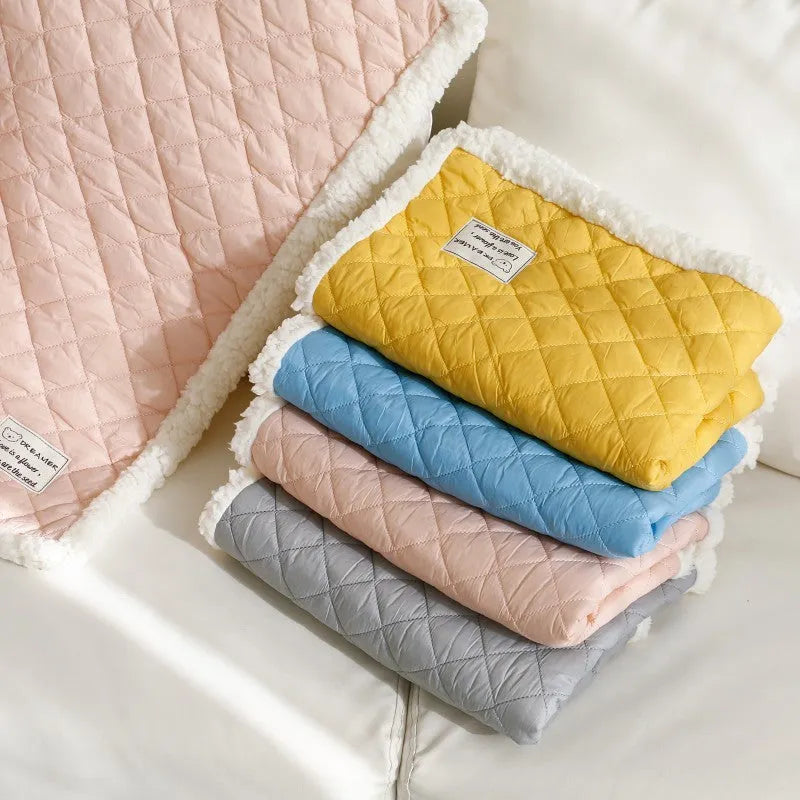Blue quilted cloth pet blanket for cats, shown with size options M, L, and XL next to a cat bed.
