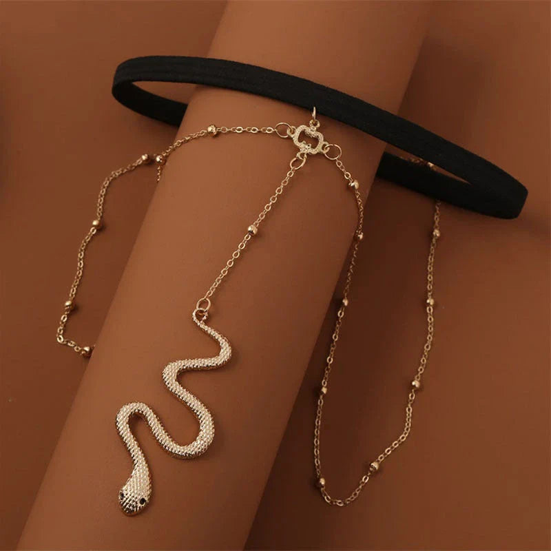 Chic bohemian gold chain leg jewelry with a captivating snake pendant, perfect for adding a touch of summer style to any outfit.