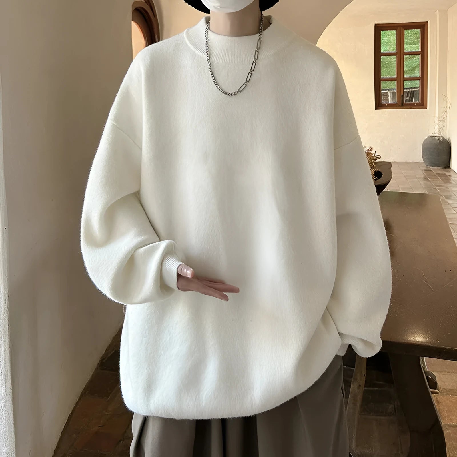 Men's loose fit round neck polyester sweater in solid colour for spring and autumn casual wear