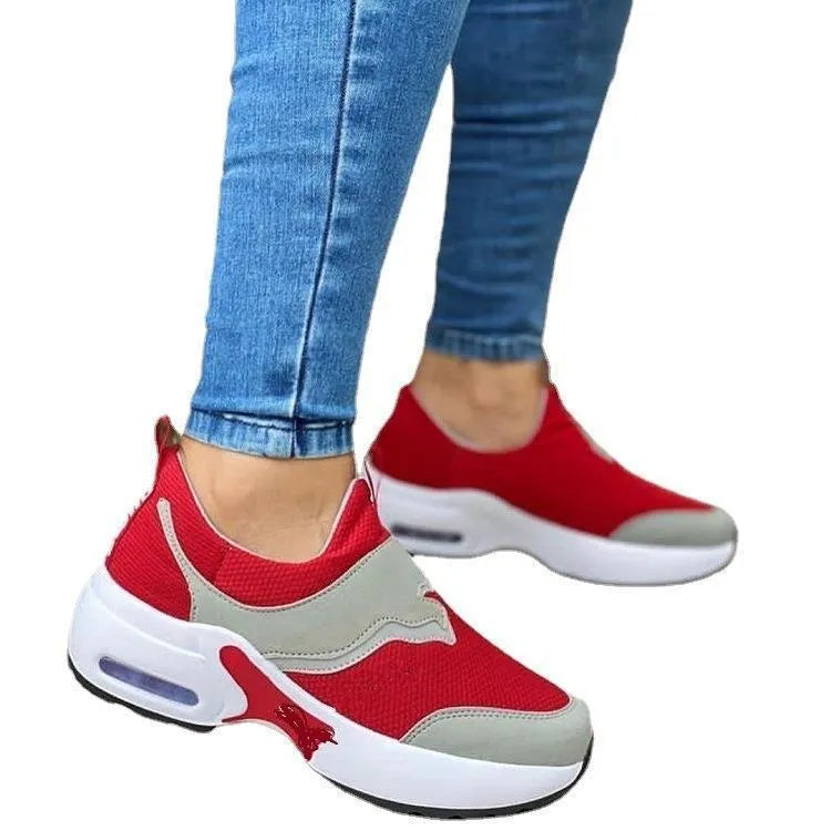 Women's closed toe low top sports shoes in patent leather with slingback design, round toe, and injection-moulded rubber sole