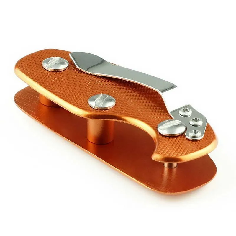 Folding keys organizer made of aluminium alloy and stainless steel, available in 3 colours: orange, black, and green.