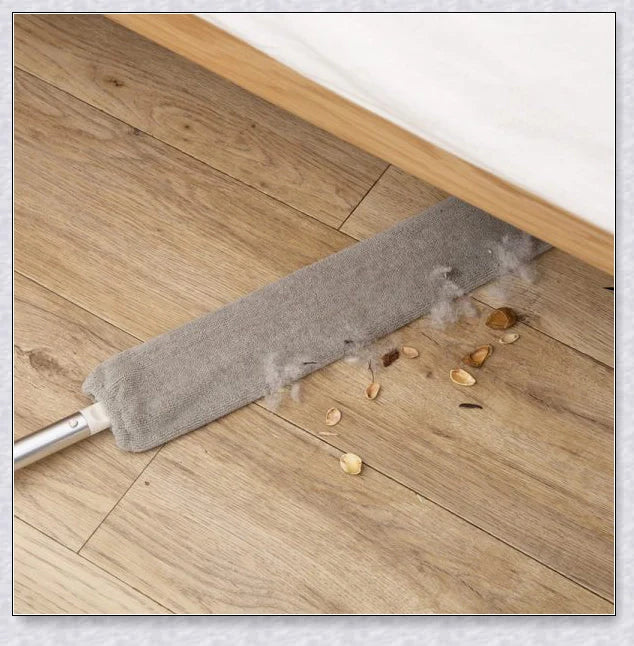 Versatile microfibre duster with extendable aluminium handle for easy cleaning of hard-to-reach areas