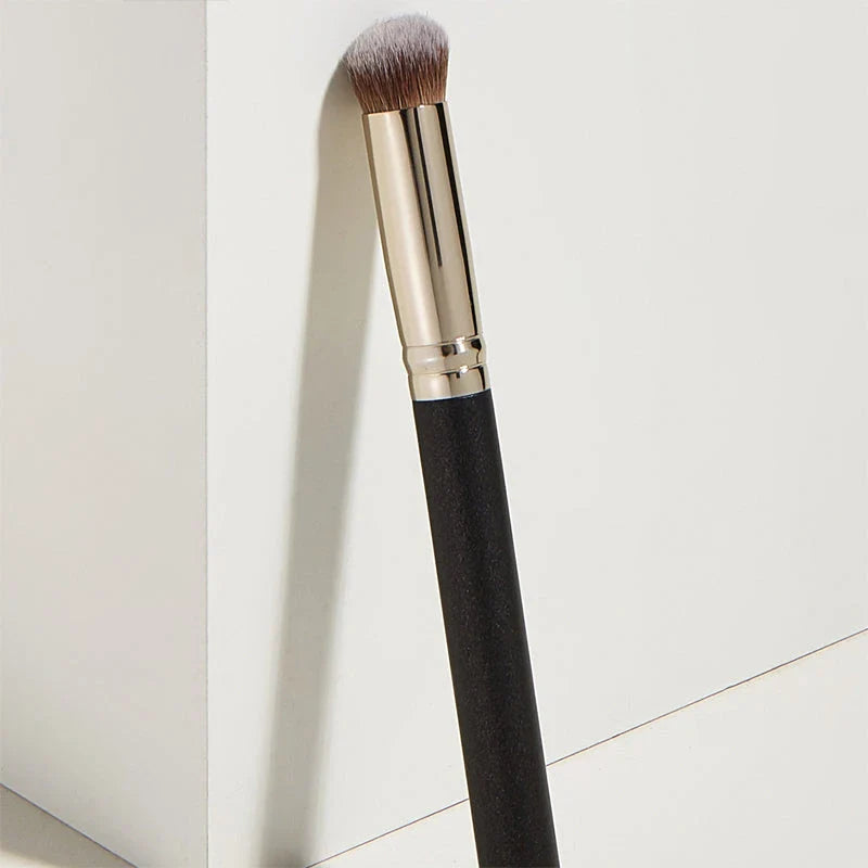 Black Eyeshadow Blending Brush for Precise and Seamless Eyeshadow Application