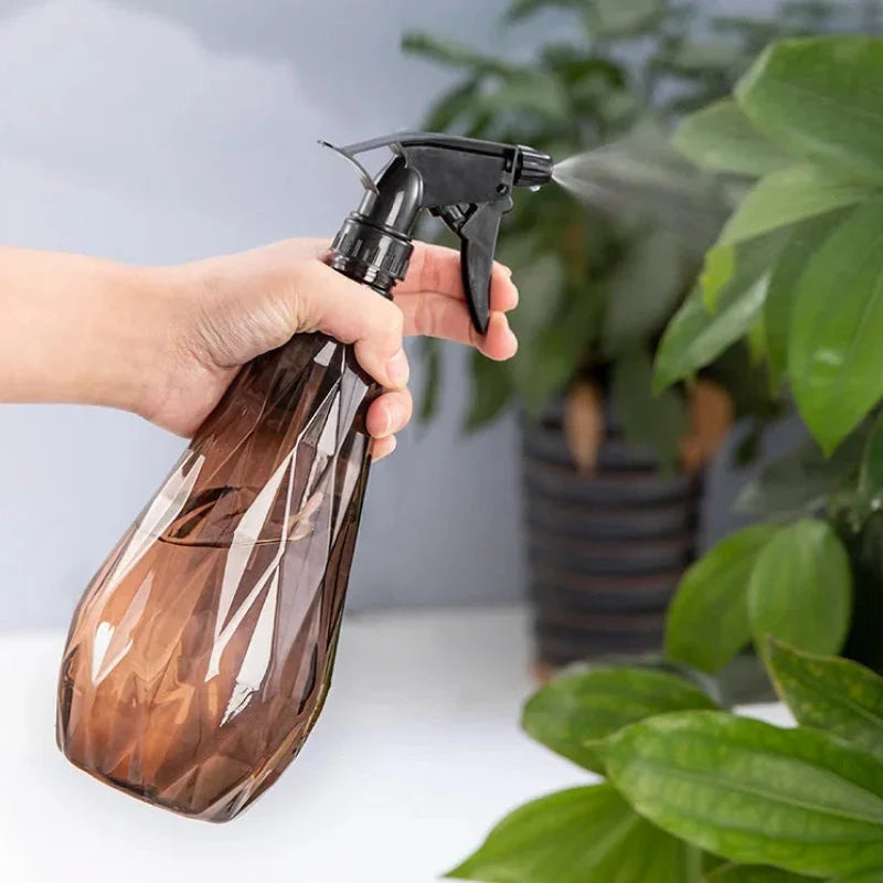 A sleek, 1000ml diamond-patterned watering can with a transparent body for easy water level monitoring