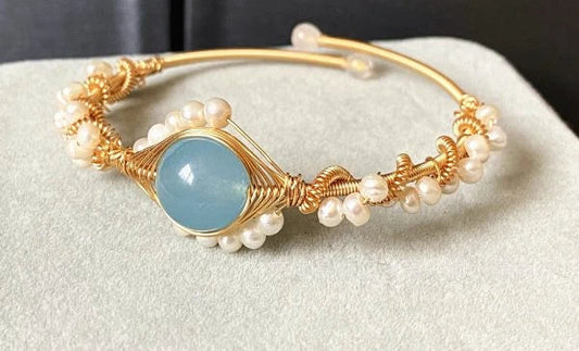 14K gold-wrapped bracelet with natural white pearls and Hailan Baohai sapphires in a heart-shaped design